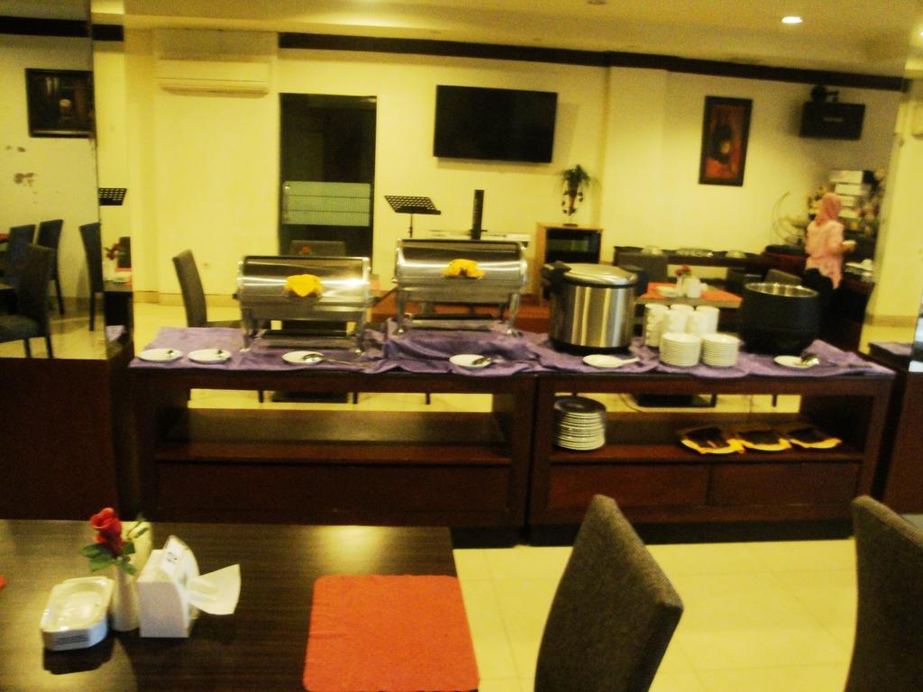Imperial Hotel Kendari Luaran gambar